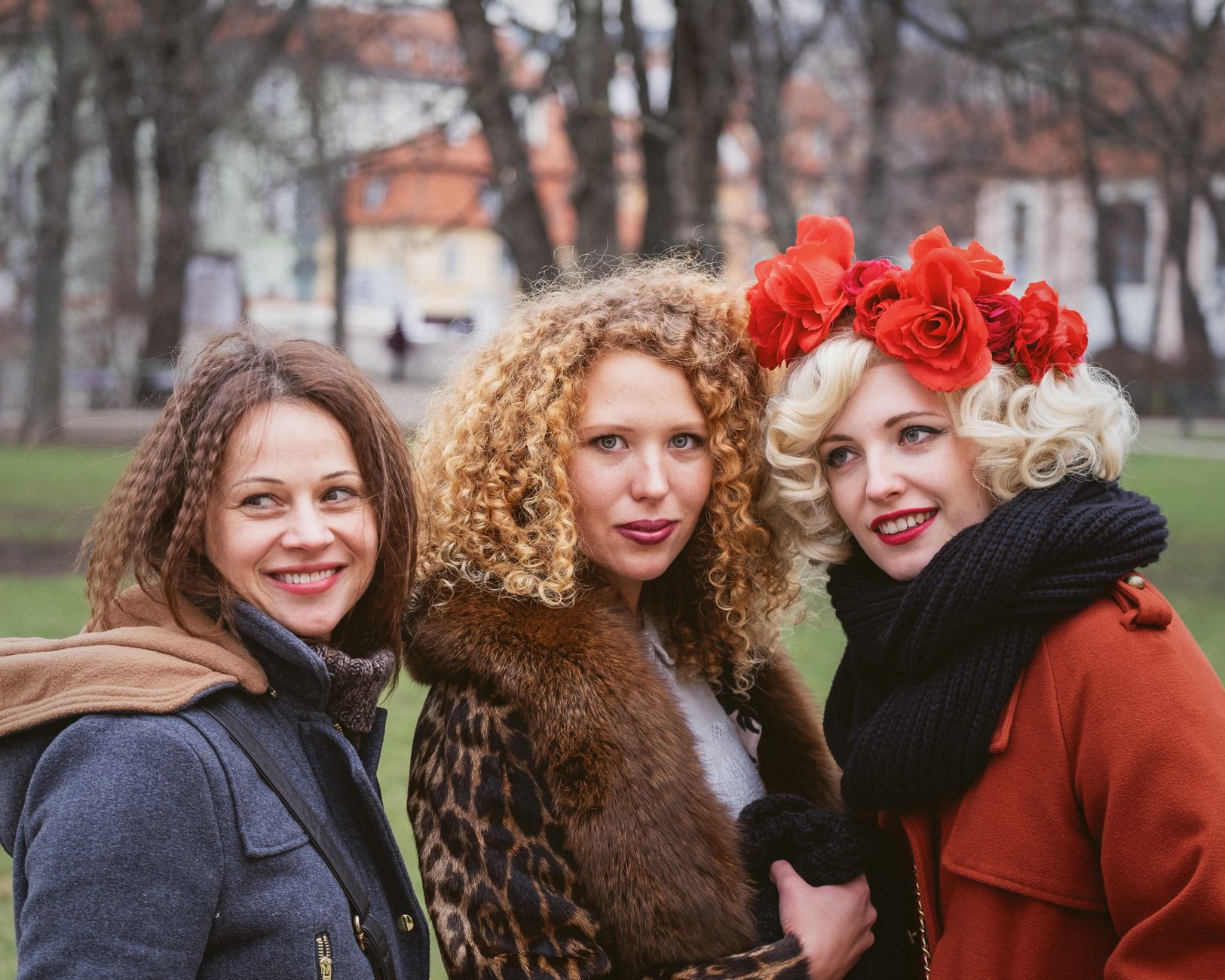 Three women in fashionable coats and accessories pose outdoors, showcasing autumn style. — Online casinoer der forbedrer spil